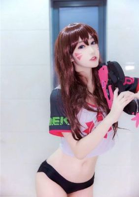 她唇之下